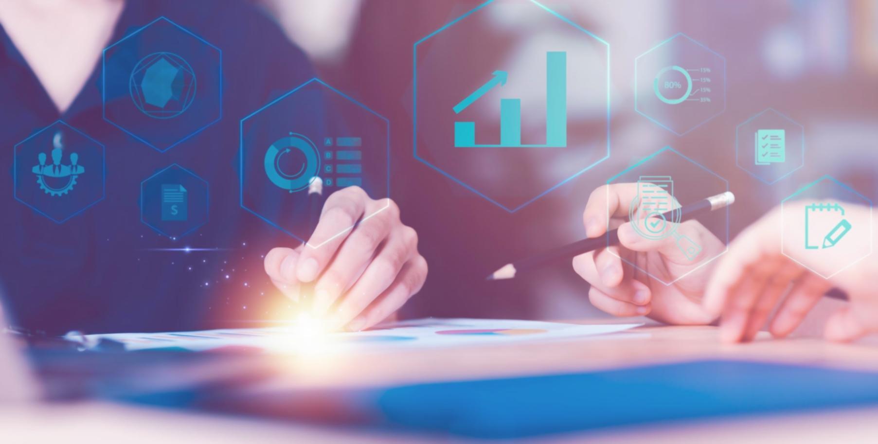 Estudiante revisando auditoría SEO